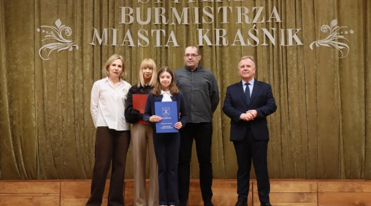 Zdjęcie 121 - Stypendyści burmistrza Kraśnika - uczniowie SP nr 6 i Szkoły Społecznej