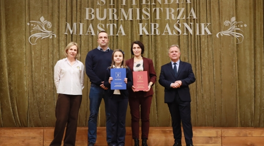 Zdjęcie 123 - Stypendyści burmistrza Kraśnika - uczniowie SP nr 6 i Szkoły Społecznej