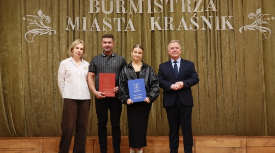 Zdjęcie 124 - Stypendyści burmistrza Kraśnika - uczniowie SP nr 6 i Szkoły Społecznej