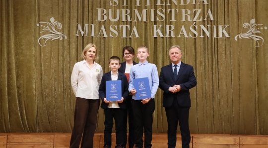 Zdjęcie 125 - Stypendyści burmistrza Kraśnika - uczniowie SP nr 6 i Szkoły Społecznej