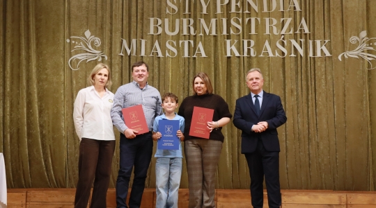Zdjęcie 126 - Stypendyści burmistrza Kraśnika - uczniowie SP nr 6 i Szkoły Społecznej