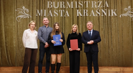 Zdjęcie 127 - Stypendyści burmistrza Kraśnika - uczniowie SP nr 6 i Szkoły Społecznej