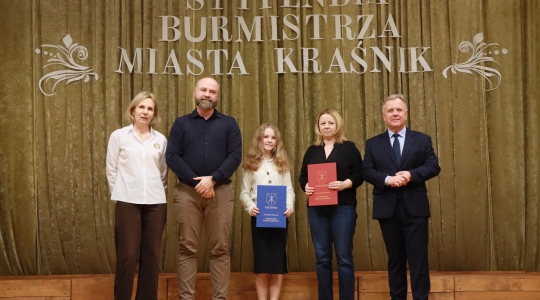 Zdjęcie 128 - Stypendyści burmistrza Kraśnika - uczniowie SP nr 6 i Szkoły Społecznej