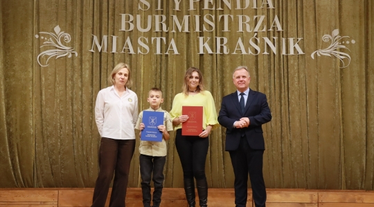 Zdjęcie 129 - Stypendyści burmistrza Kraśnika - uczniowie SP nr 6 i Szkoły Społecznej