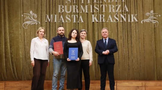 Zdjęcie 130 - Stypendyści burmistrza Kraśnika - uczniowie SP nr 6 i Szkoły Społecznej