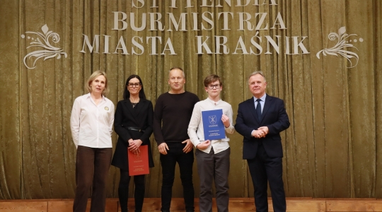 Zdjęcie 131 - Stypendyści burmistrza Kraśnika - uczniowie SP nr 6 i Szkoły Społecznej