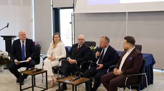 Zdjęcie 4 - Umowa na realizację projektu „Kraśnik – Bezpieczne Miasto Nowej Generacji”