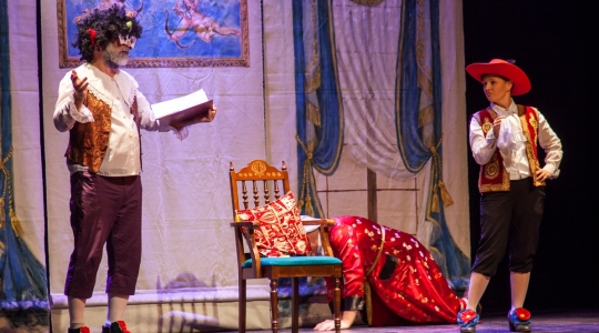 Zdjęcie 4 - "Mieszczanin szlachcicem" Amatorskiego Teatru Towarzyskiego na scenie CKiP w Kraśniku
