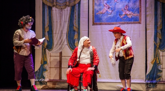 Zdjęcie 8 - "Mieszczanin szlachcicem" Amatorskiego Teatru Towarzyskiego na scenie CKiP w Kraśniku