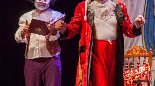 Zdjęcie 9 - "Mieszczanin szlachcicem" Amatorskiego Teatru Towarzyskiego na scenie CKiP w Kraśniku