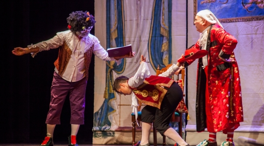 Zdjęcie 10 - "Mieszczanin szlachcicem" Amatorskiego Teatru Towarzyskiego na scenie CKiP w Kraśniku