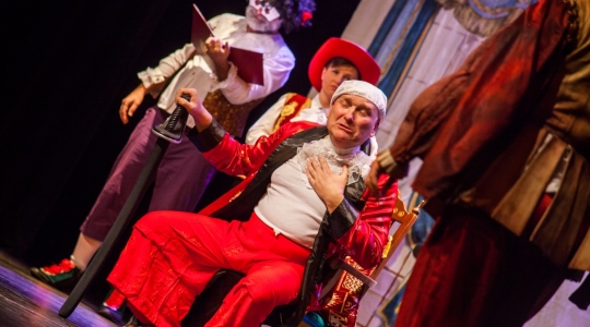 Zdjęcie 12 - "Mieszczanin szlachcicem" Amatorskiego Teatru Towarzyskiego na scenie CKiP w Kraśniku