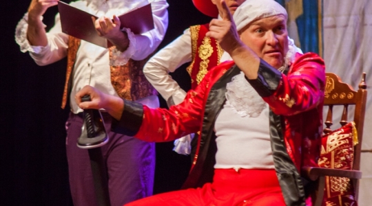 Zdjęcie 13 - "Mieszczanin szlachcicem" Amatorskiego Teatru Towarzyskiego na scenie CKiP w Kraśniku