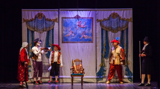 Zdjęcie 14 - "Mieszczanin szlachcicem" Amatorskiego Teatru Towarzyskiego na scenie CKiP w Kraśniku