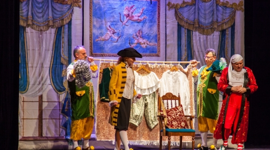 Zdjęcie 18 - "Mieszczanin szlachcicem" Amatorskiego Teatru Towarzyskiego na scenie CKiP w Kraśniku
