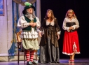 Zdjęcie 23 - "Mieszczanin szlachcicem" Amatorskiego Teatru Towarzyskiego na scenie CKiP w Kraśniku