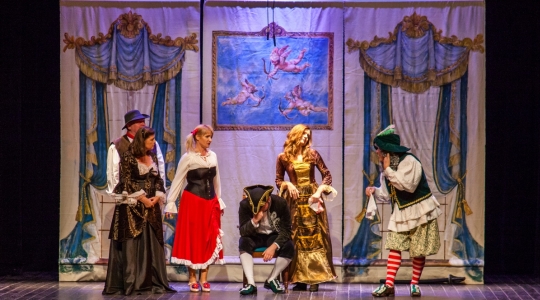 Zdjęcie 30 - "Mieszczanin szlachcicem" Amatorskiego Teatru Towarzyskiego na scenie CKiP w Kraśniku