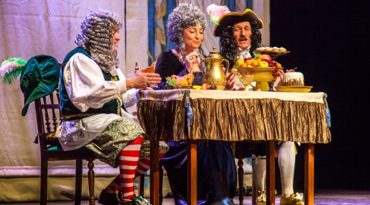 Zdjęcie 31 - "Mieszczanin szlachcicem" Amatorskiego Teatru Towarzyskiego na scenie CKiP w Kraśniku