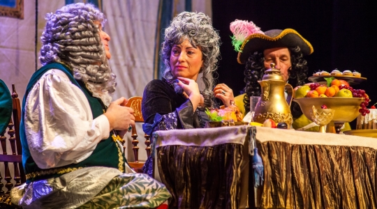 Zdjęcie 32 - "Mieszczanin szlachcicem" Amatorskiego Teatru Towarzyskiego na scenie CKiP w Kraśniku