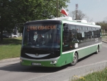 Elektryczny autobus po ulicach miasta mknie (video)