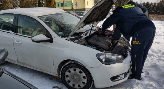 Zdjęcie - Strażnicy miejscy pomagają w zimowym uruchamianiu aut