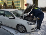 Zdjęcie - Strażnicy miejscy pomagają w zimowym uruchamianiu aut