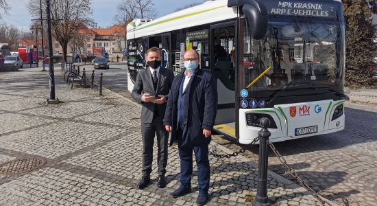 Zdjęcie - Pierwszym polskim autobusem elektrycznym po ulicac...
