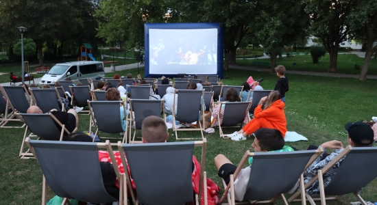 Zdjęcie - Oferta dla najmłodszych. Kino w plenerze i wakacyjne place zabaw