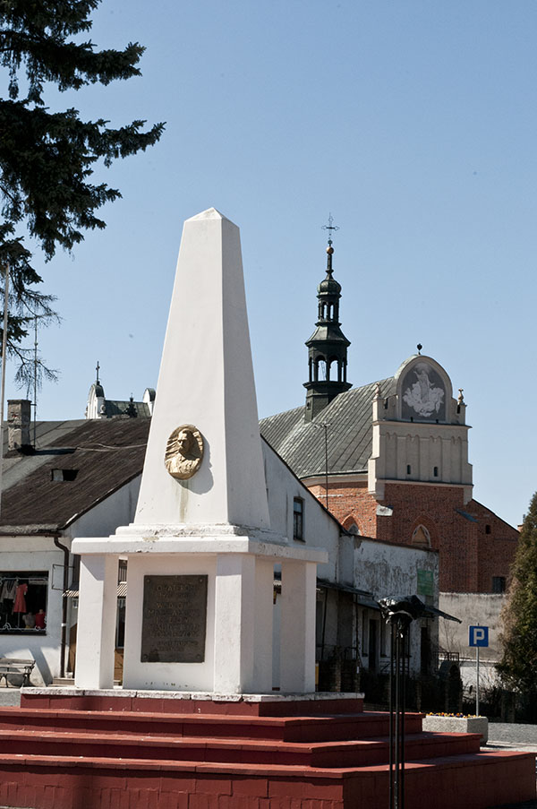 Zdjęcie przedstawia pomnik Marszałka Józefa Piłsudzkiego